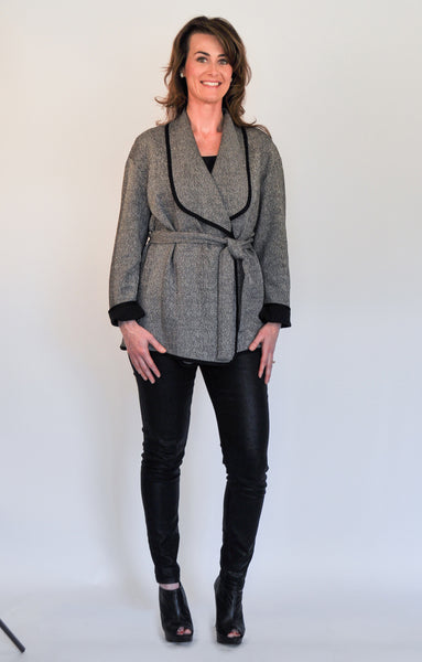 Atelier Francesca Black & White Herringbone Knit Statement Wrap Styling Op